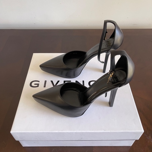 GIVENCHY size 8.5 (39.5) G-lock pointed Toe Platform Pump
Worn 2x, light wear - Picture 3 of 9